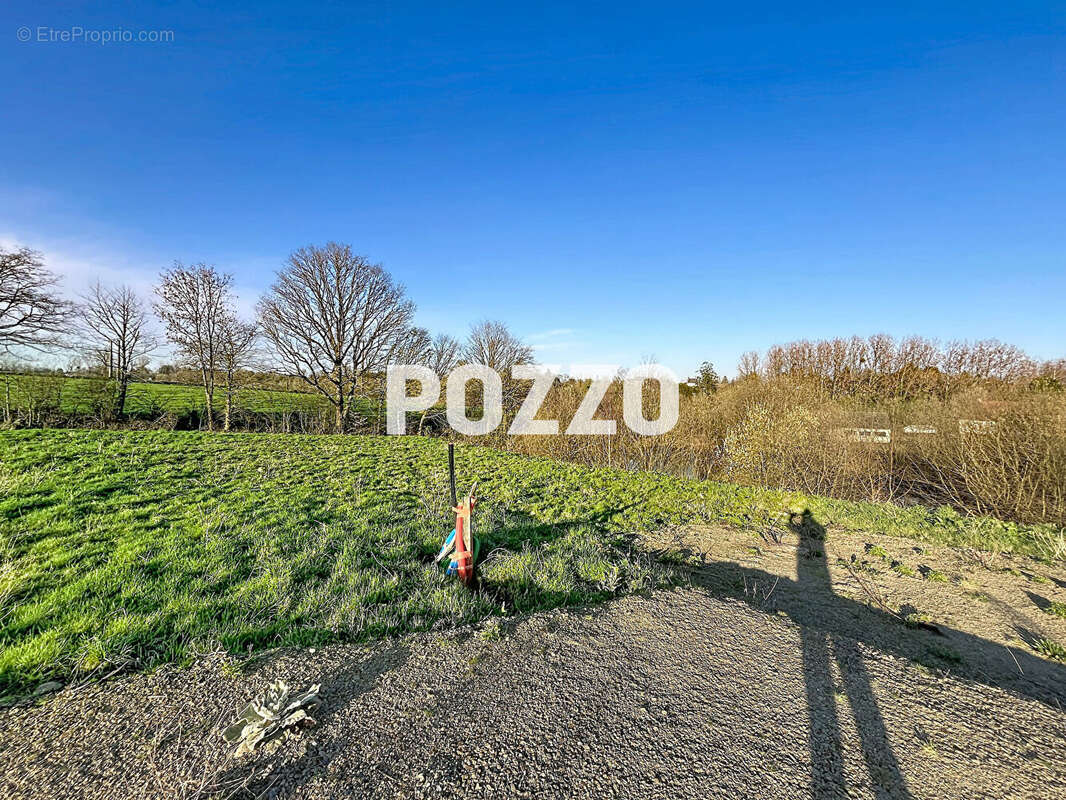 Terrain à VILLEDIEU-LES-POELES