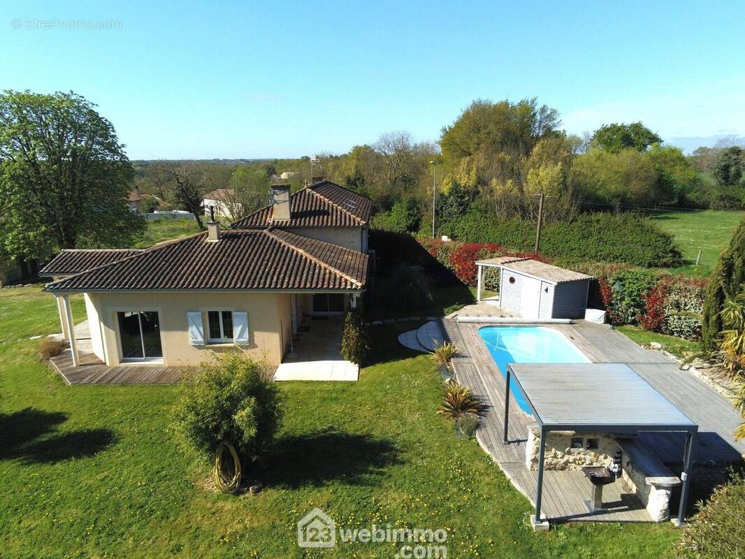 Magnifique propriété de 175 m2 habitables. - Maison à QUEAUX