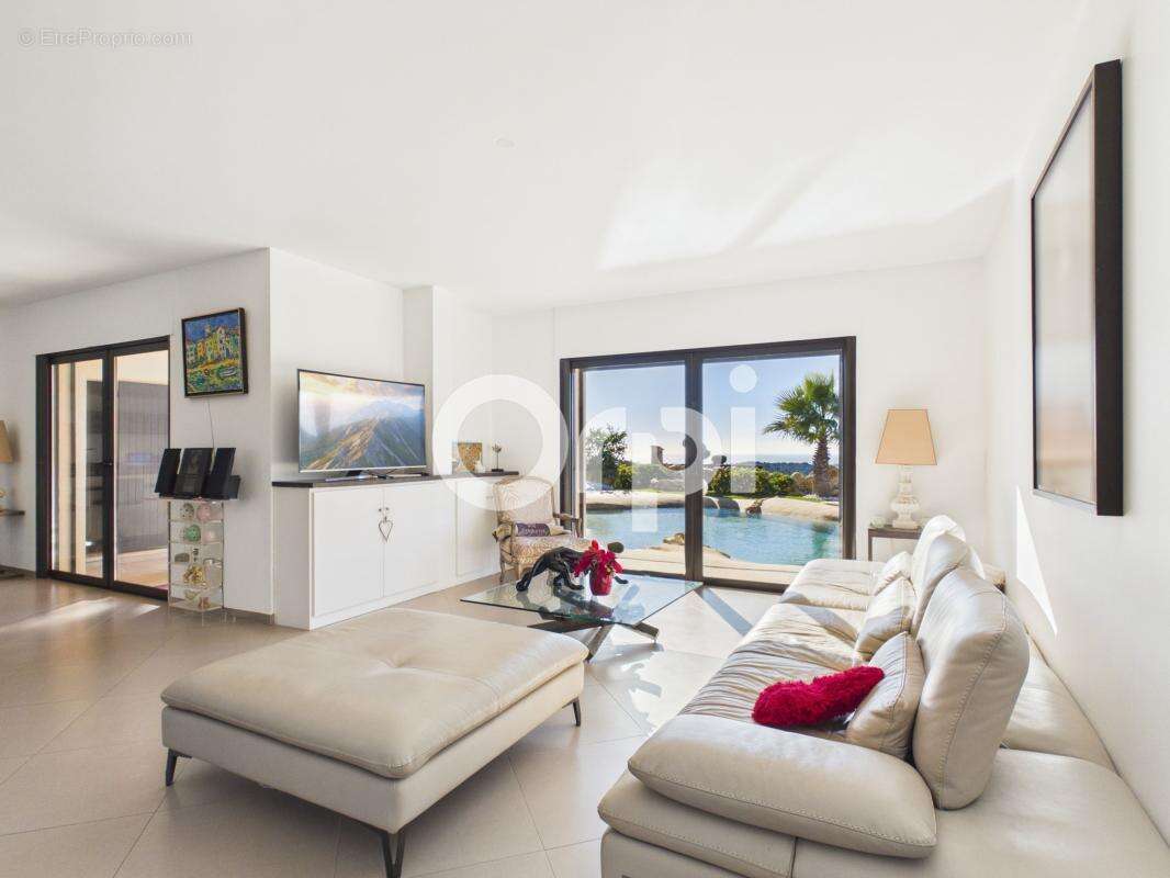 Maison à LA ROQUETTE-SUR-SIAGNE