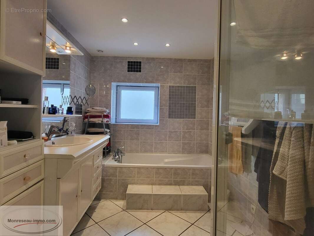 Propriete familiale avec caveau de 60m² ! - photo 5