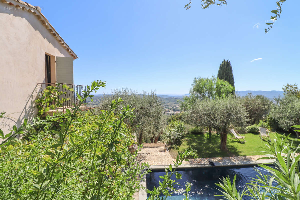 Maison à CHATEAUNEUF-GRASSE
