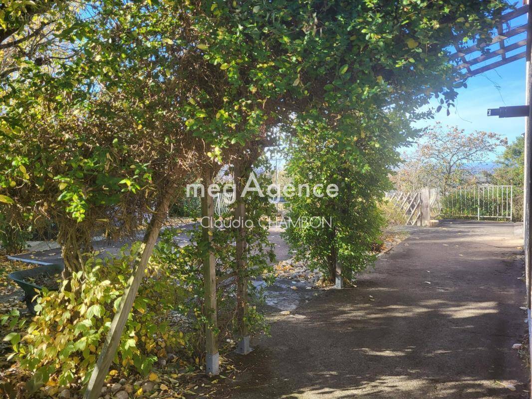 Maison à CREUZIER-LE-VIEUX