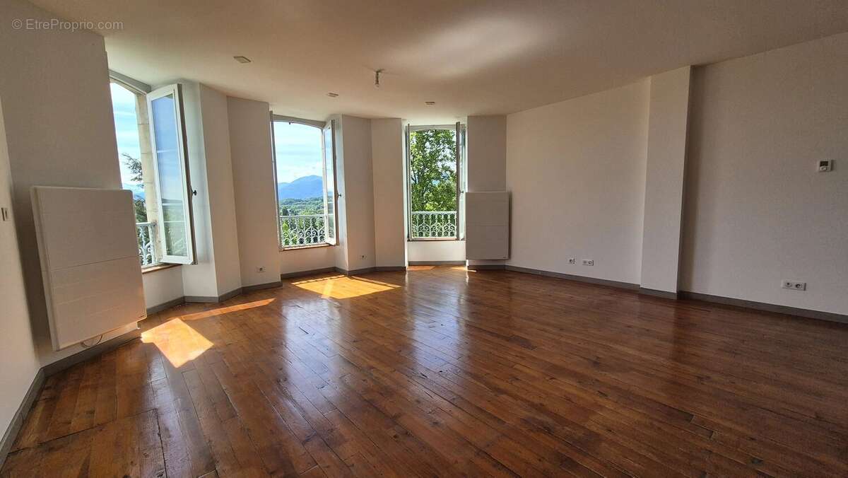Appartement à NAY