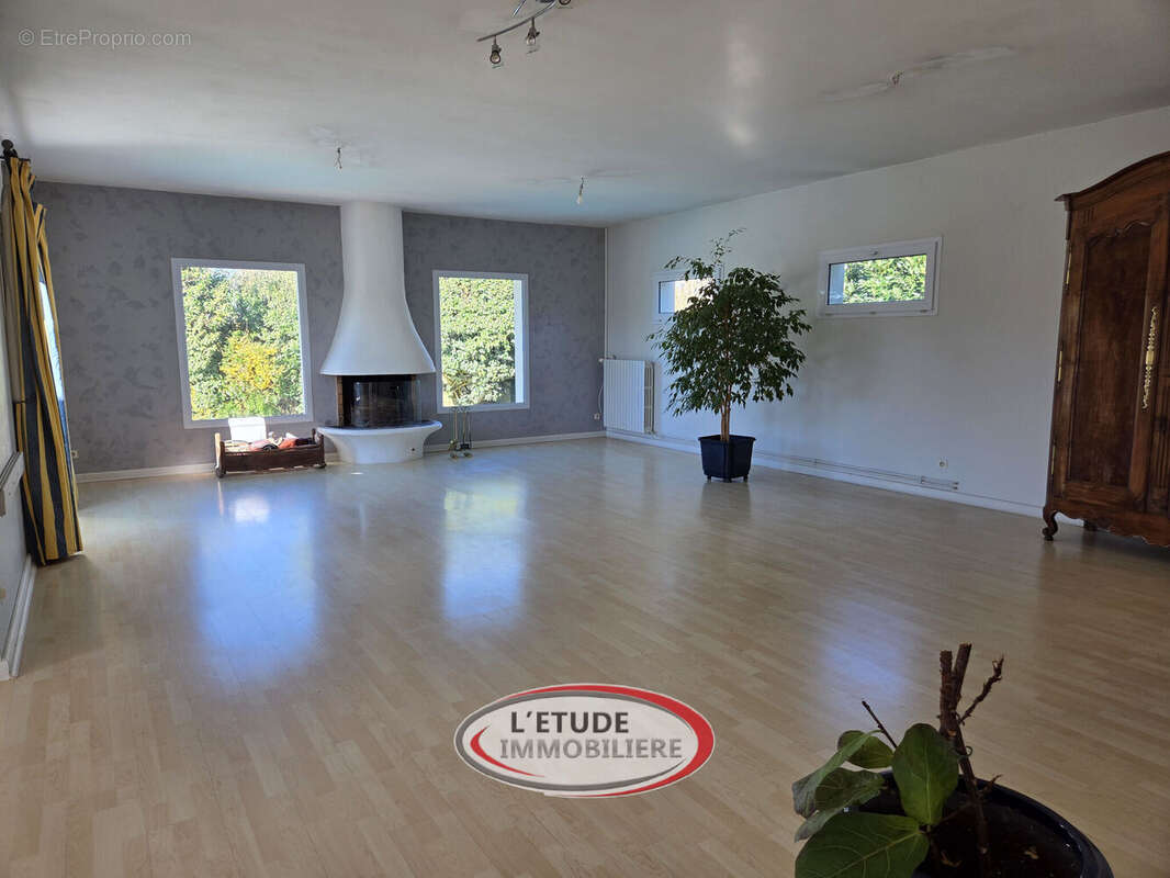 Maison 222 m² à Saint-Hilaire-De-Chaleons  - photo 4