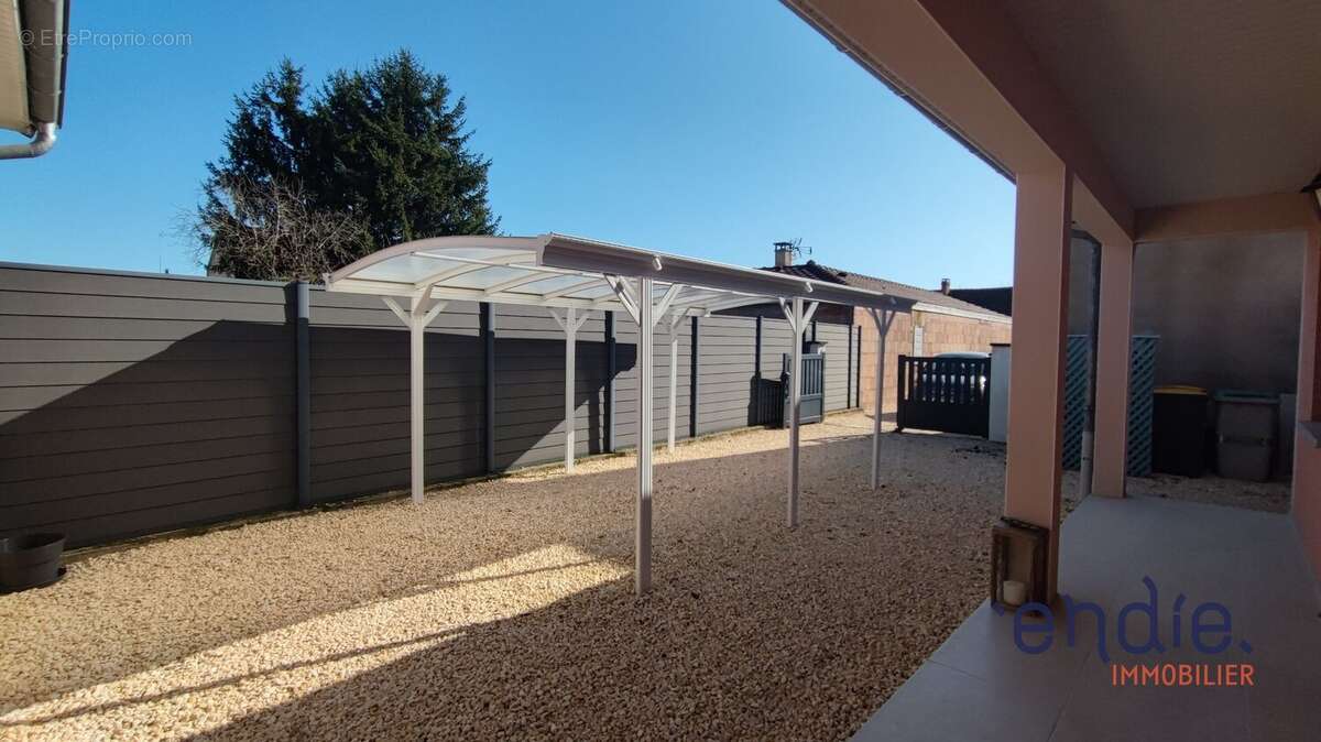 Maison à SAINT-REMY-EN-ROLLAT