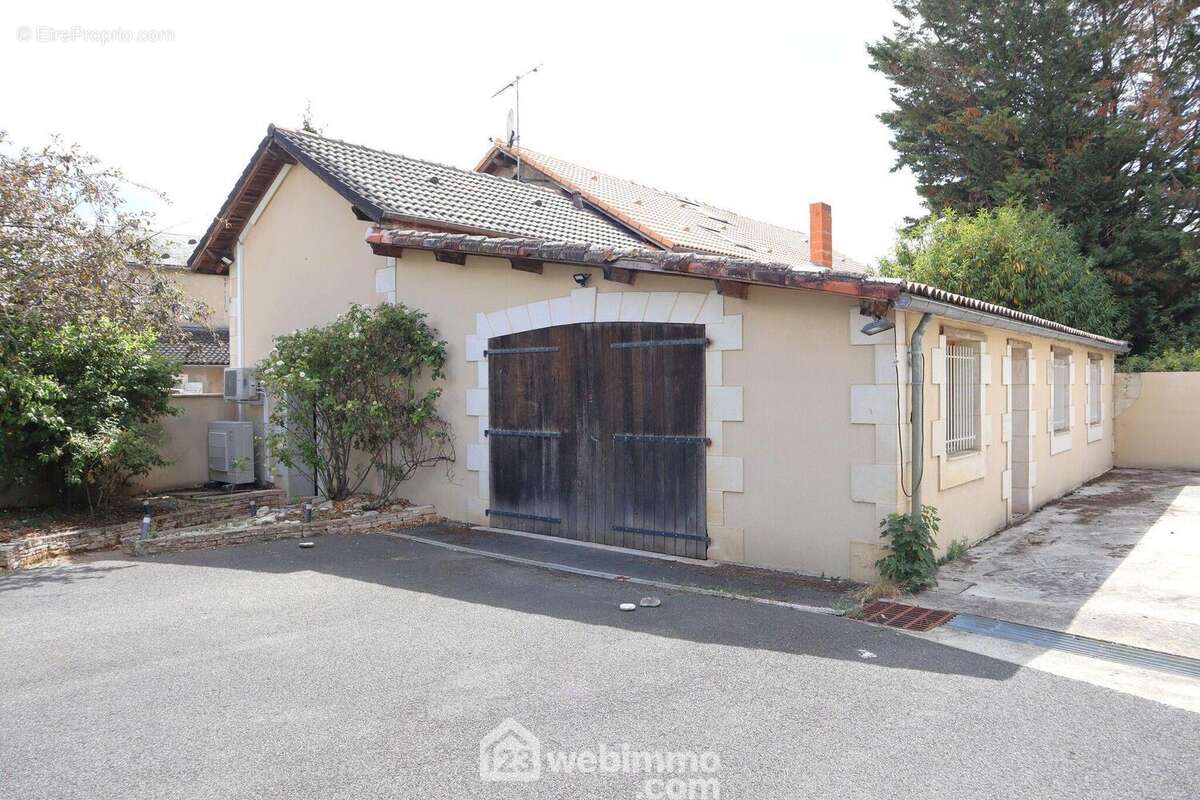 Au coeur du bourg, maison en pierre de 190 m2 habitables. - Maison à TERCE
