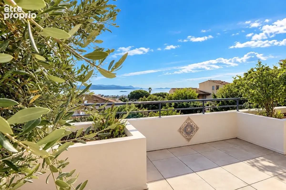 La ciotat t3 au calme avec vue mer panoramique avec terrasse de 39m2, parking privé et poss garage en sus - photo 2