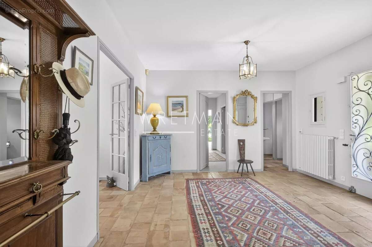 Maison à CHATEAUNEUF-GRASSE