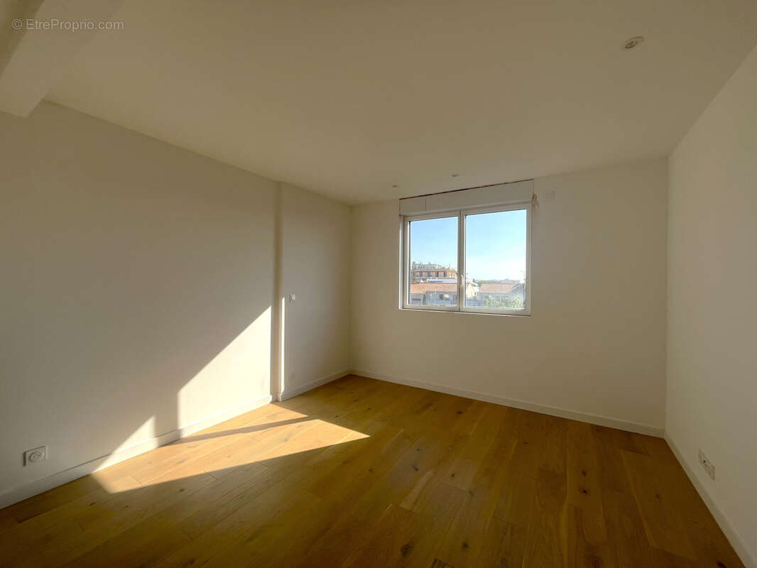 Appartement à SAINT-LAURENT-DU-VAR