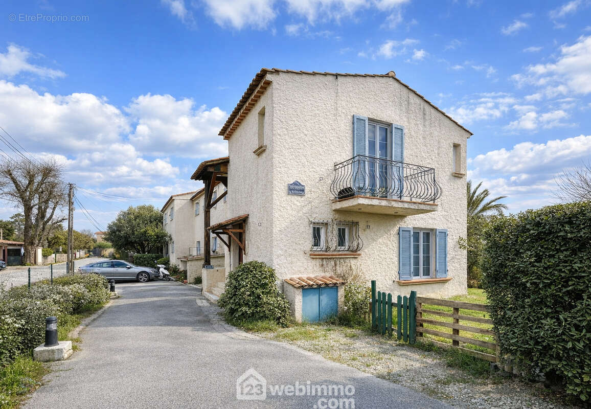 Dans une petite résidence au calme, avec place de parking privative. - Appartement à GRIMAUD