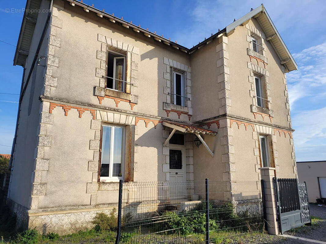 Maison à LA VILLEDIEU-DU-CLAIN