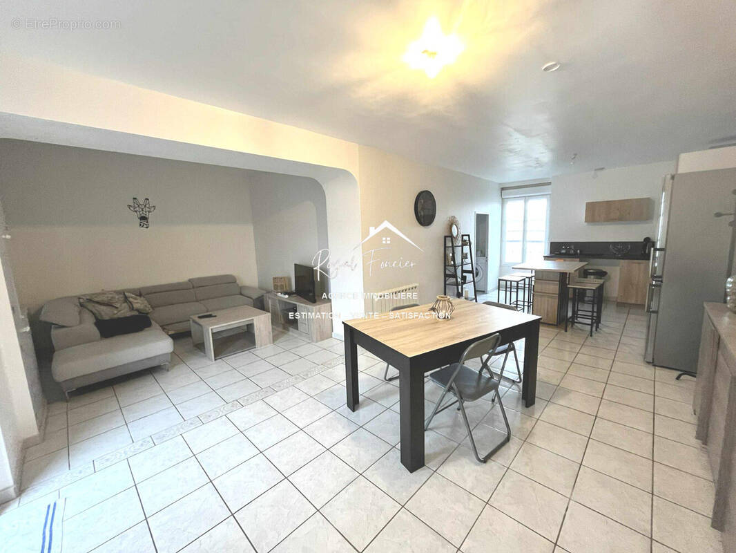 Maison de ville en excellent état en plein coeur de DANGE ST ROMAIN - Maison à DANGE-SAINT-ROMAIN