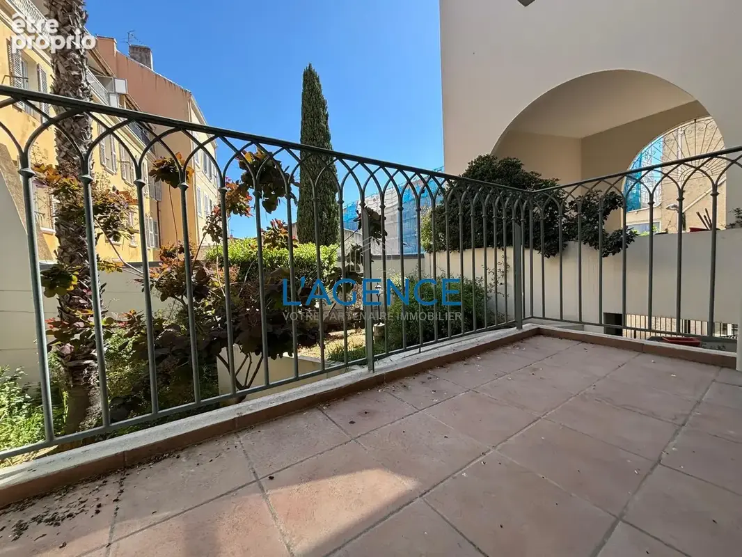 Appartement T2 de 42m2 en étage avec ascenseur et terrasse et garage au centre- ville de Hyères - photo 2