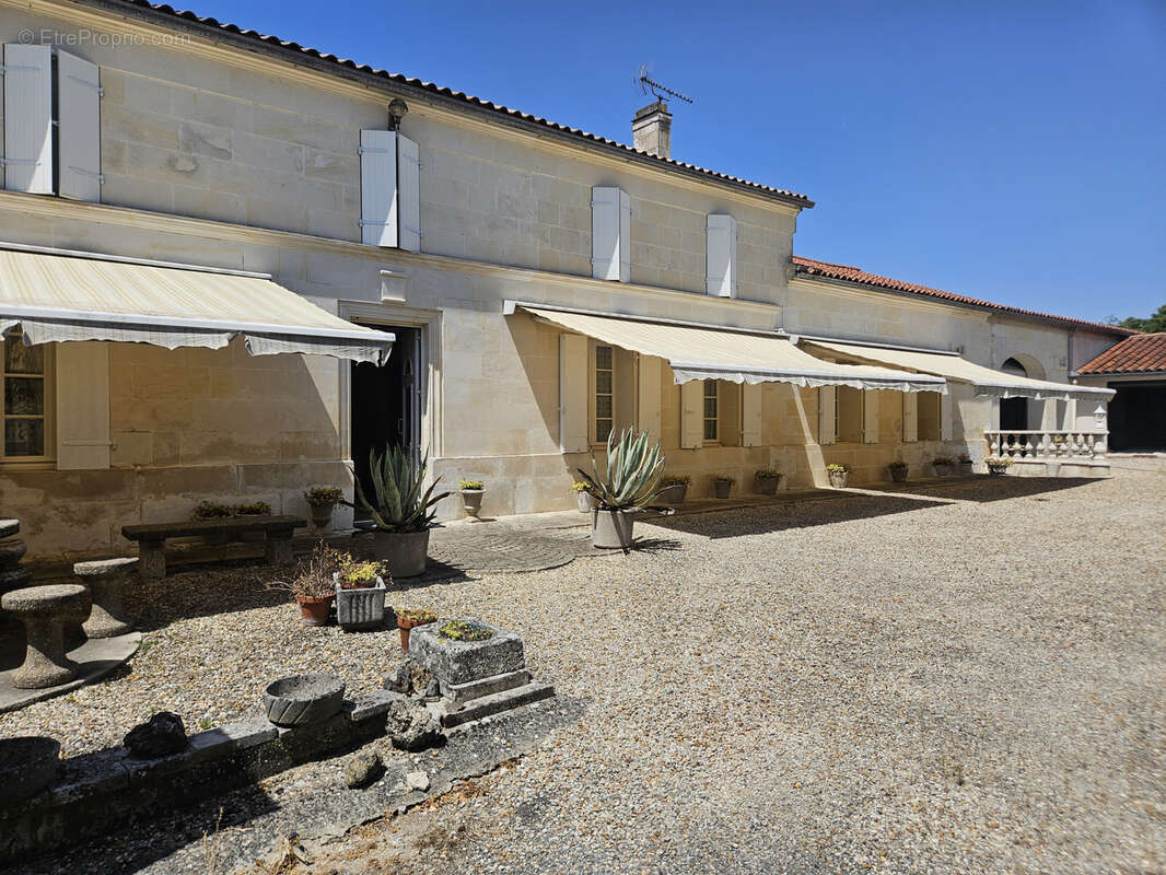 BERNEUIL   Élégante maison charentaise avec dépendances et grand garage - photo 3