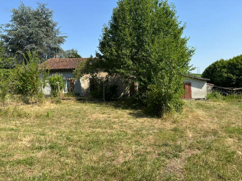  Corps de ferme à rénover – Un fort potentiel au cœur de la campagne CHARMANT (16) - photo 5