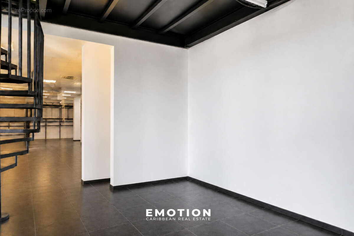 Local commercial 170 m2   Moudong Jarry BAIE-MAHAULT - photo 4