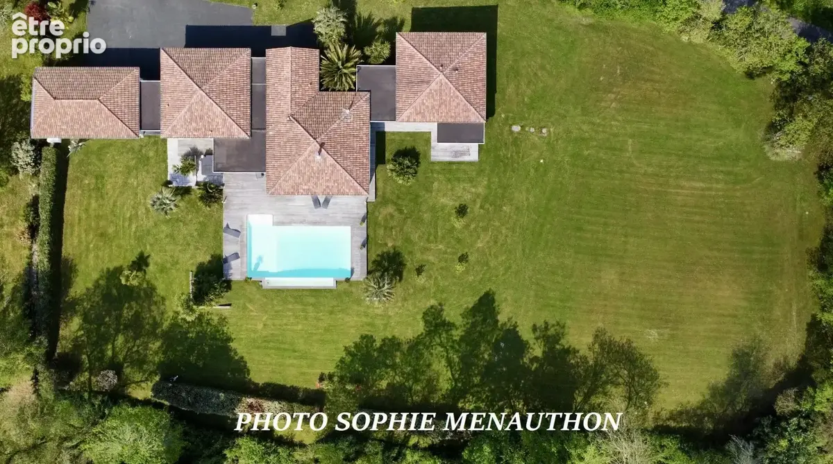 Lieu exceptionnel pour cette villa d'architecte de type 7 pièces de 266 m2 avec piscine - photo 2