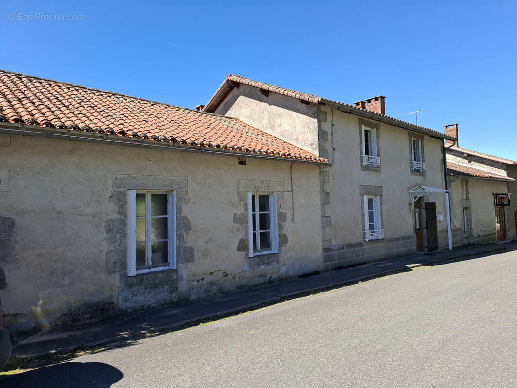 Maison à MONTROL-SENARD