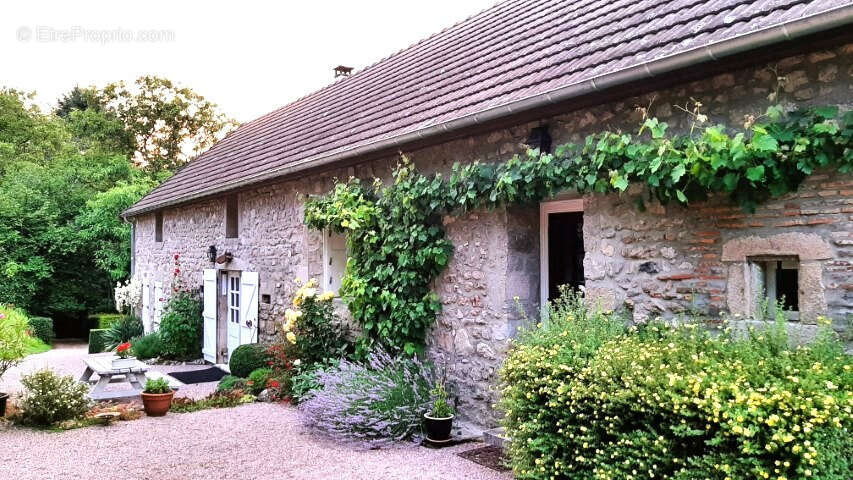 Maison à SAINT-SYMPHORIEN-DE-MARMAGNE