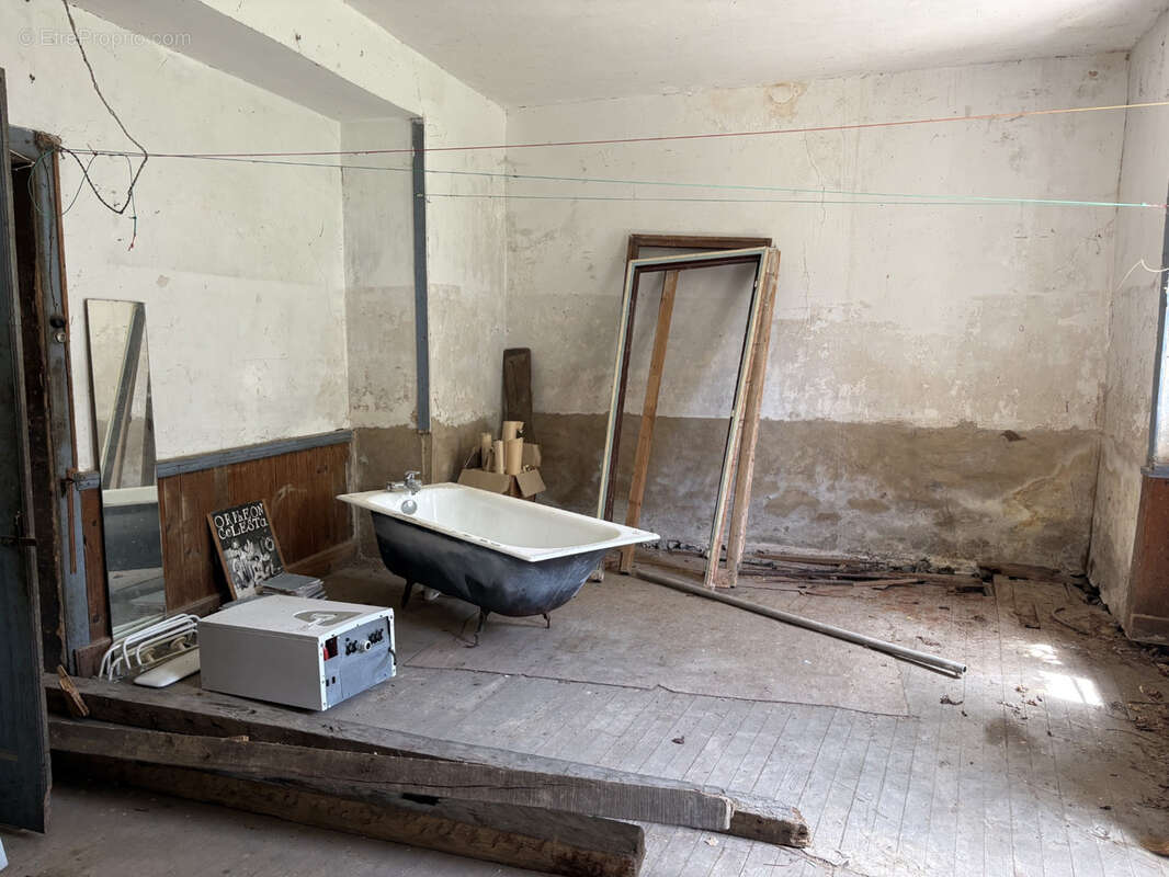 Coussac Bonneval Maison de bourg de 8 pièces à rénover avec cour - photo 6