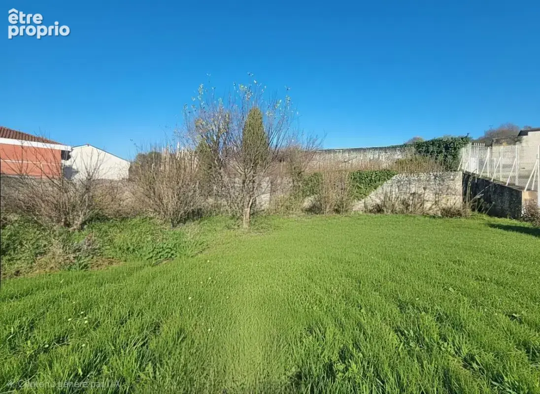 Terrain - Libre constructeur - Au cœur du village - Au calme absolu - photo 3