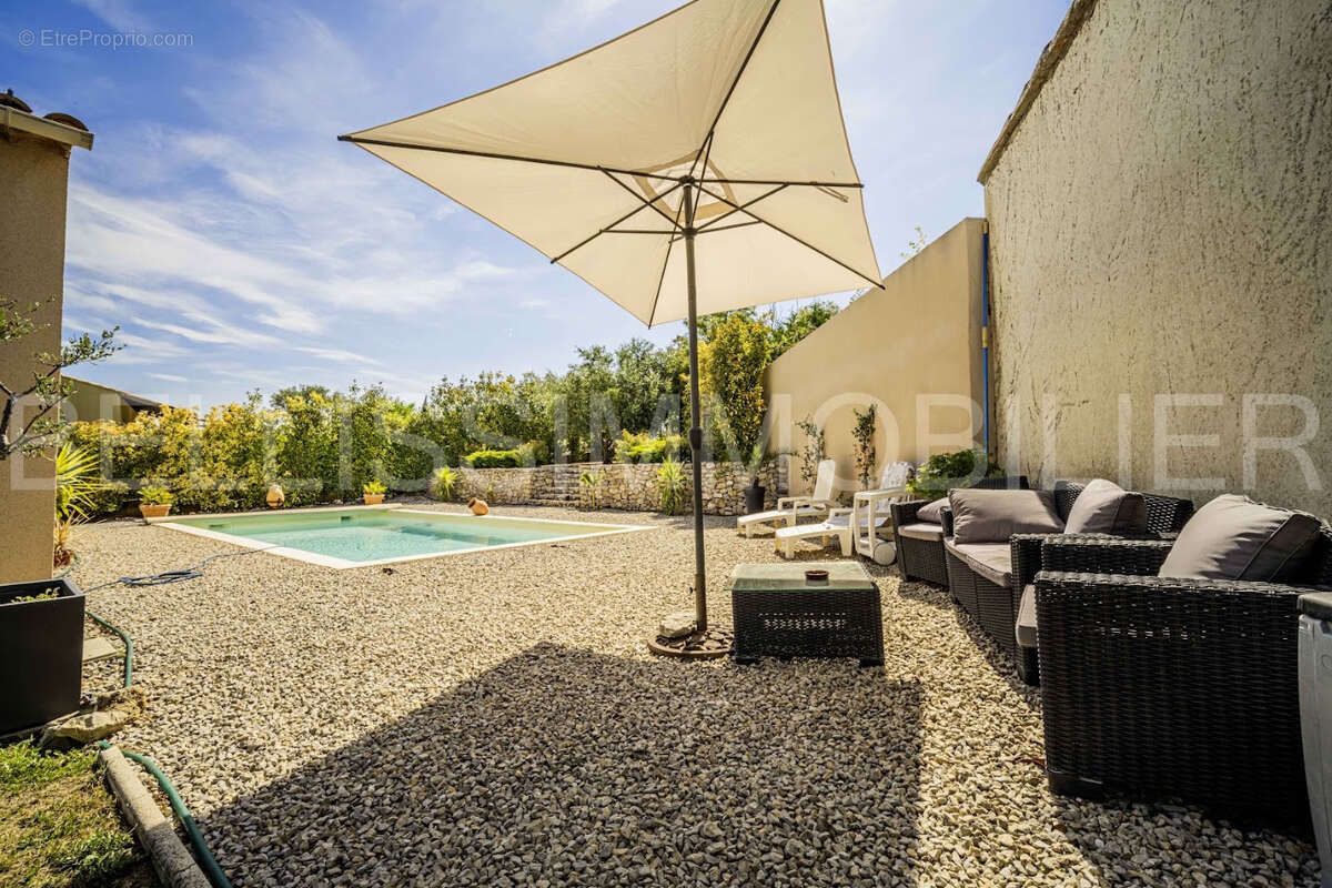 Villa en très bel état avec piscine proche du centre village - photo 8