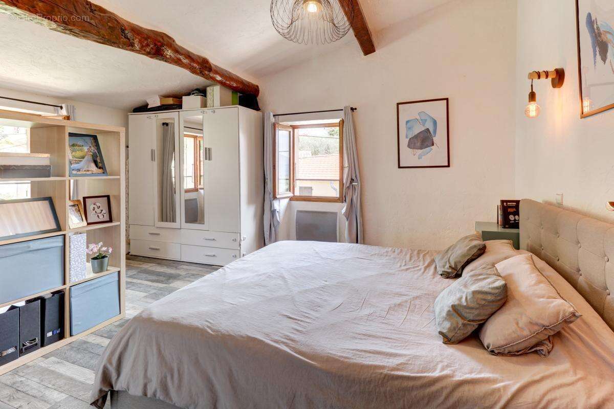 Maison à CHATEAUNEUF-VILLEVIEILLE