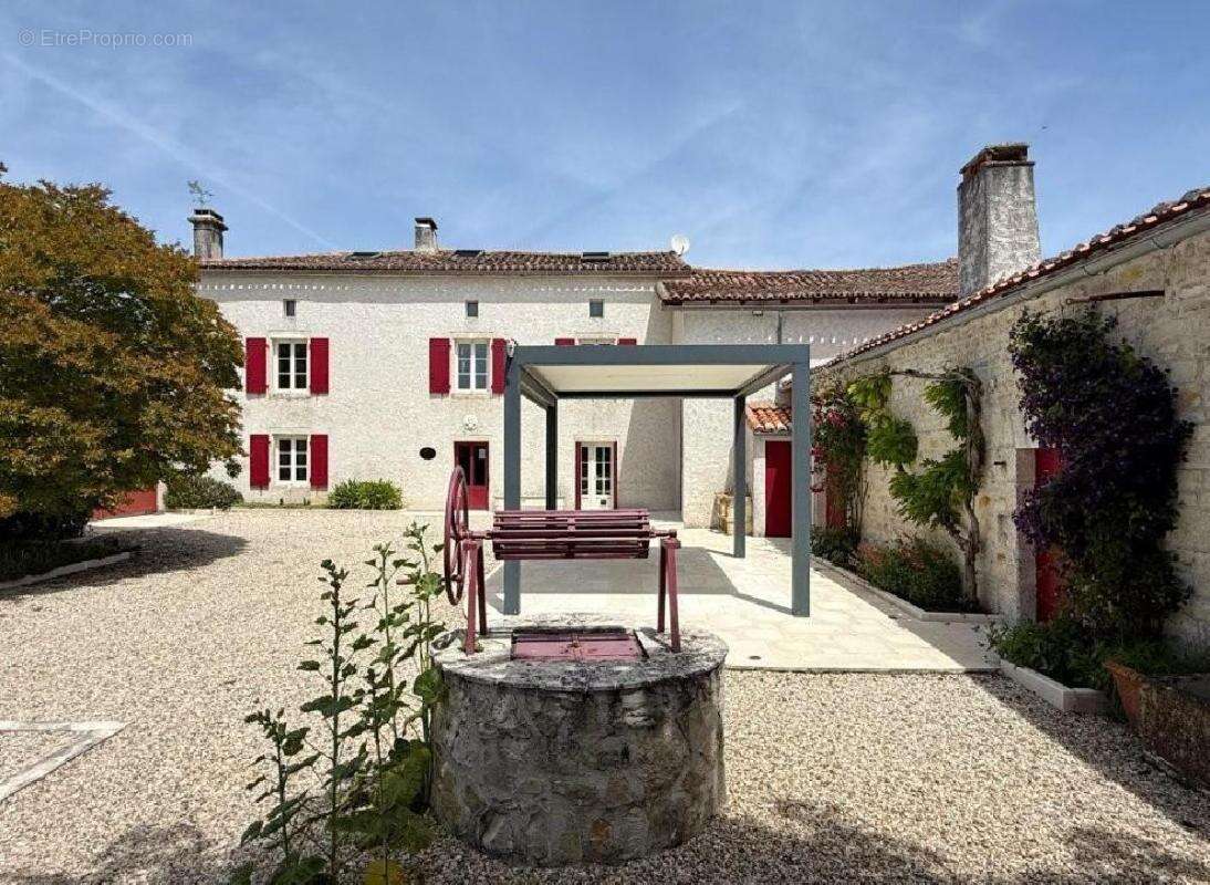 Maison à AIGRE