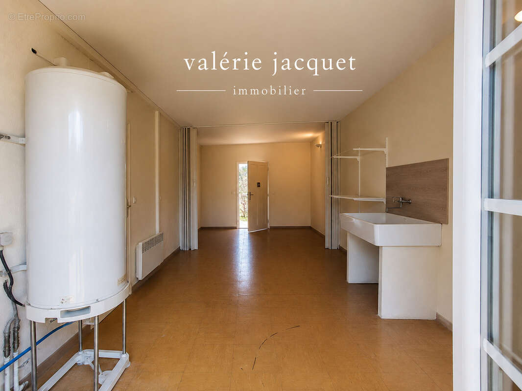 Maison familiale de 4 chambres avec vie de plain-pied   3 150 m2 de terrain   À 5 minutes à pied du centre-vil - photo 13