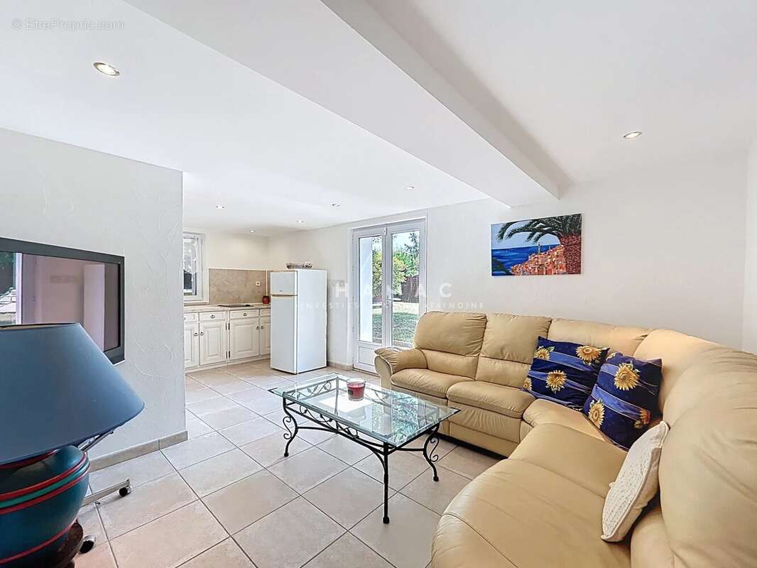 Maison à LA TOUR-DE-SALVAGNY