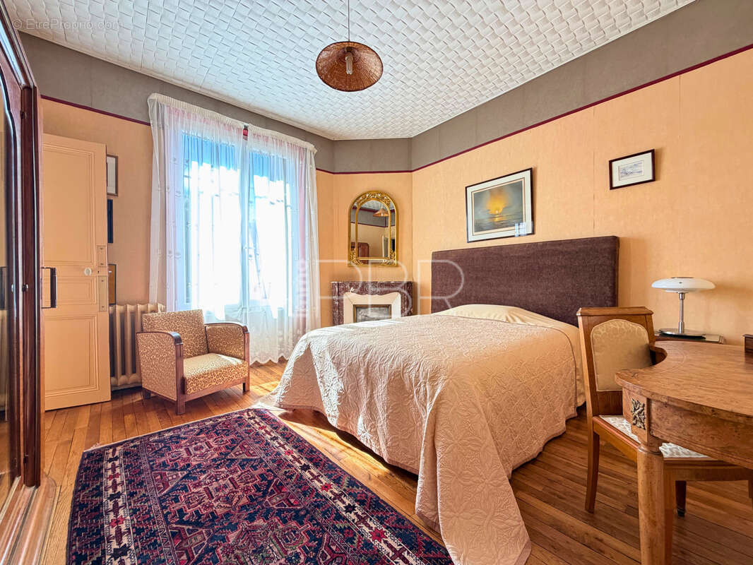 Corps de ferme avec maison T10 individuelle et dépendances - photo 13