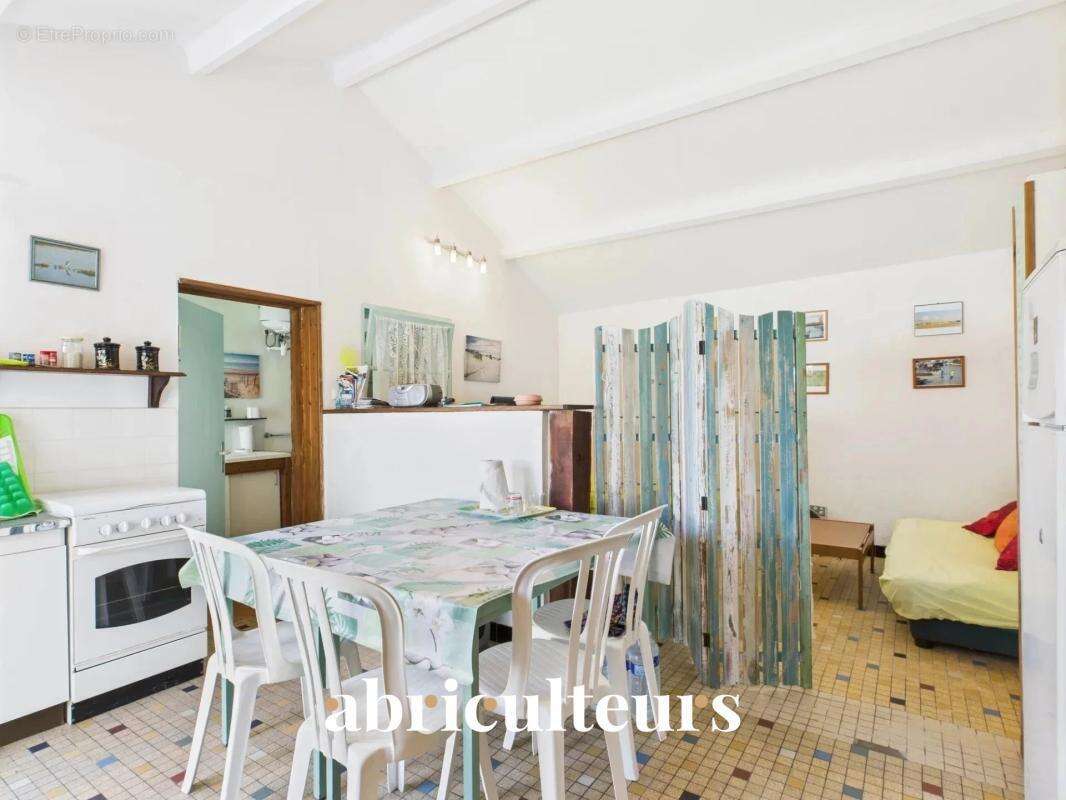 Maison avec grand terrain et dans le centre ville en vente à La Barre-de-Monts (85550) - photo 8