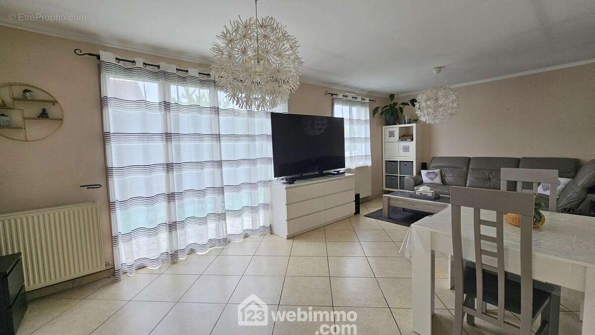 Voici le séjour de 25m² - Maison à MILLY-LA-FORET