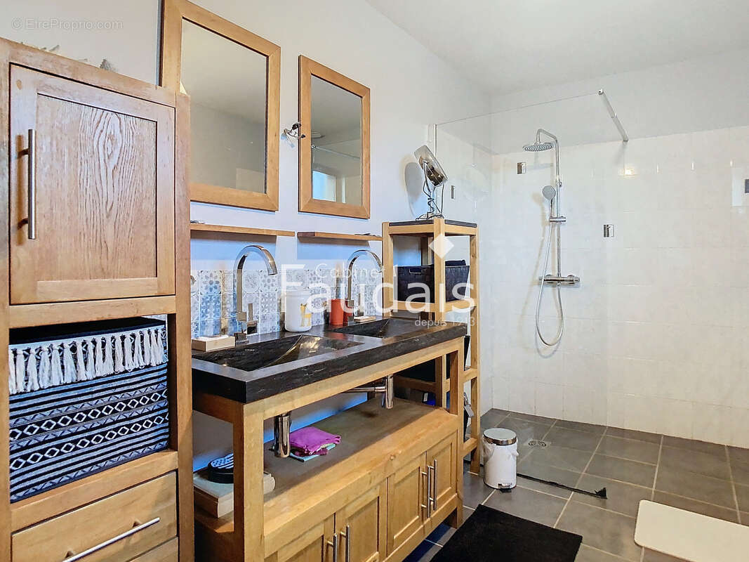 Maison à CONDE-SUR-VIRE