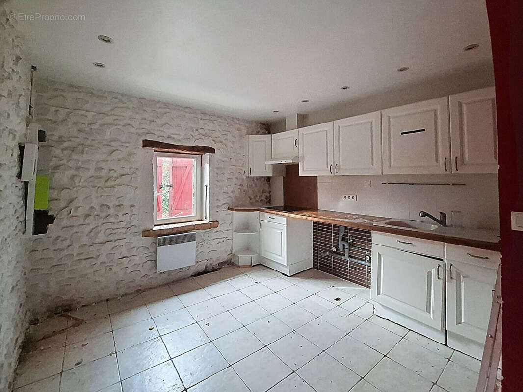 Maison à LA CHAPELLE-DE-GUINCHAY