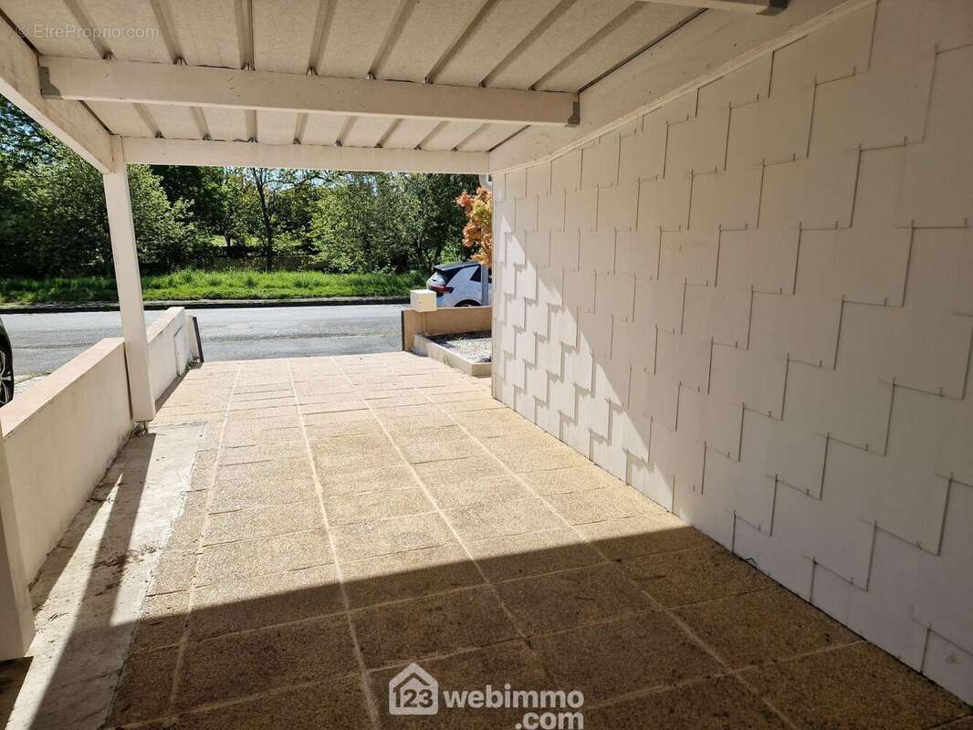 Carport - Maison à LA ROCHE-SUR-YON