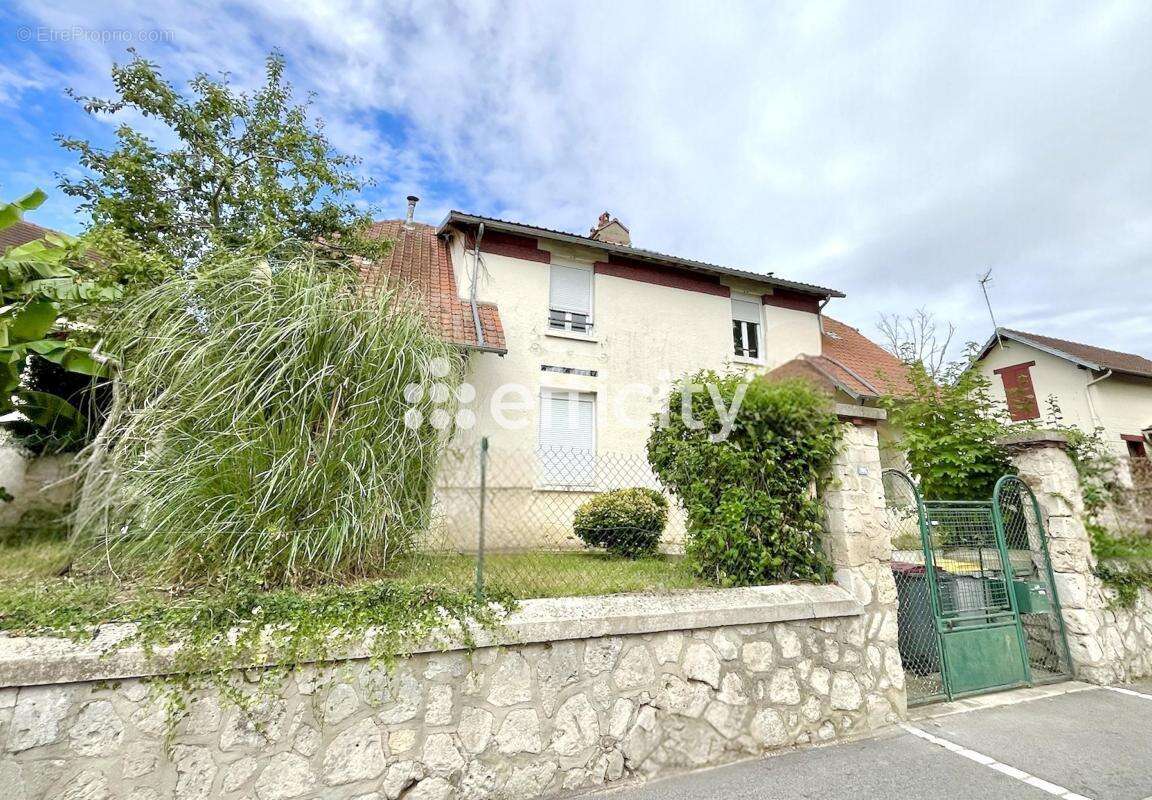 Maison à VILLENEUVE-SAINT-GERMAIN