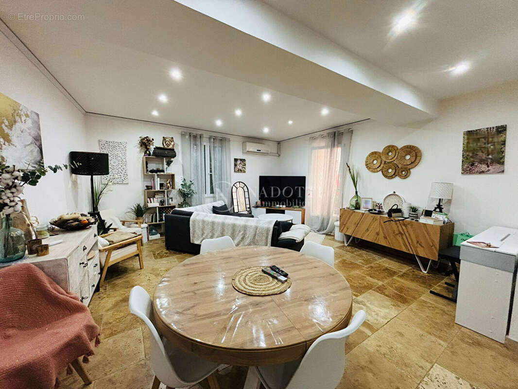 À Vendre  Maison de Ville Rénovée avec Fort Potentiel au Centre de Cavaillon - photo 5
