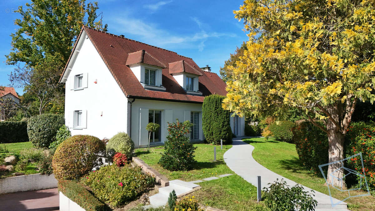 Maison à DAMPIERRE-EN-YVELINES