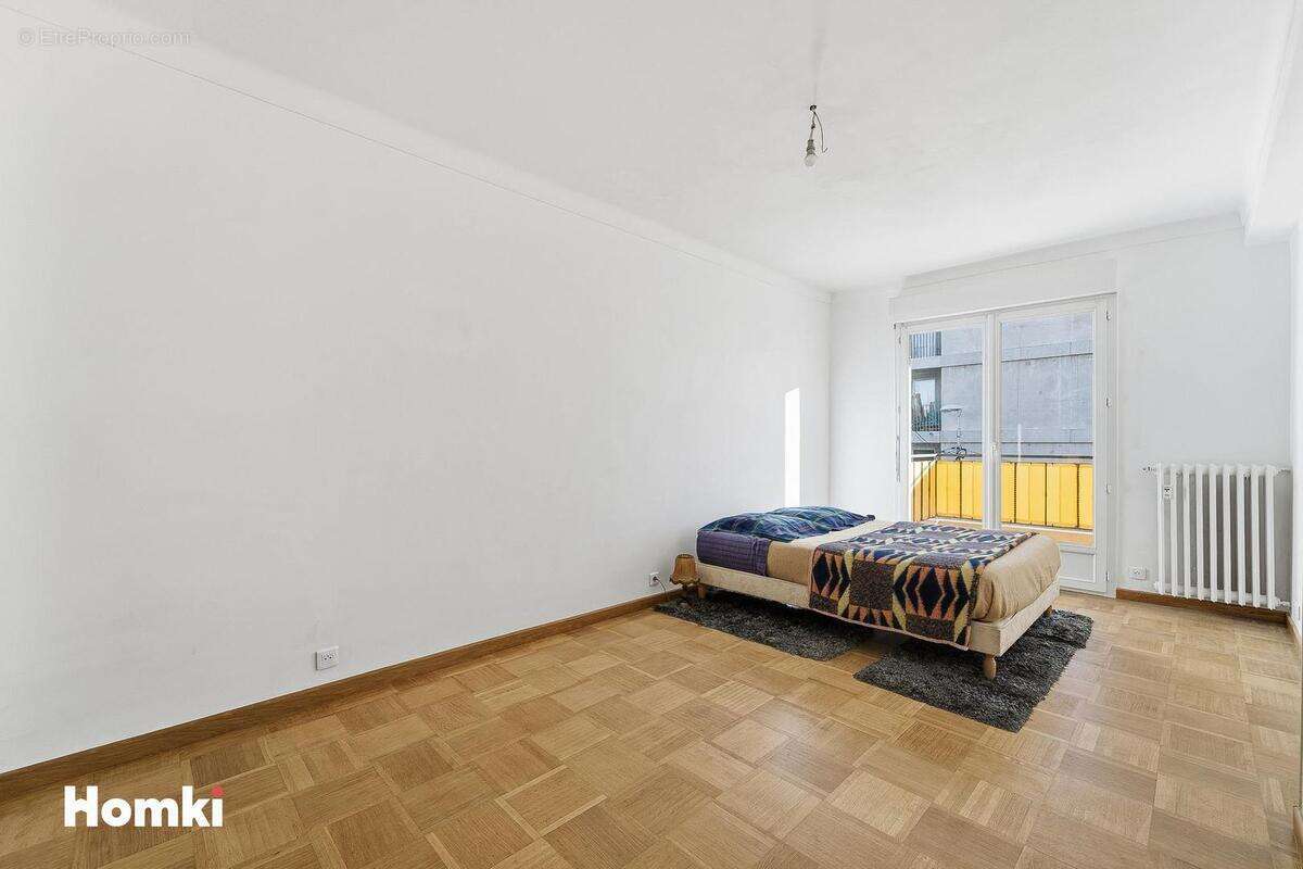 Appartement à SAINT-LAURENT-DU-VAR