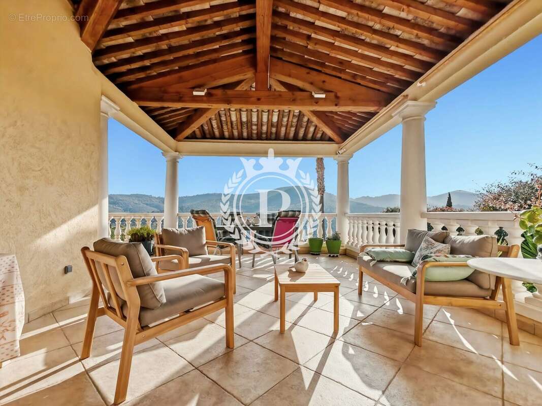 Maison à ROQUEBRUNE-SUR-ARGENS