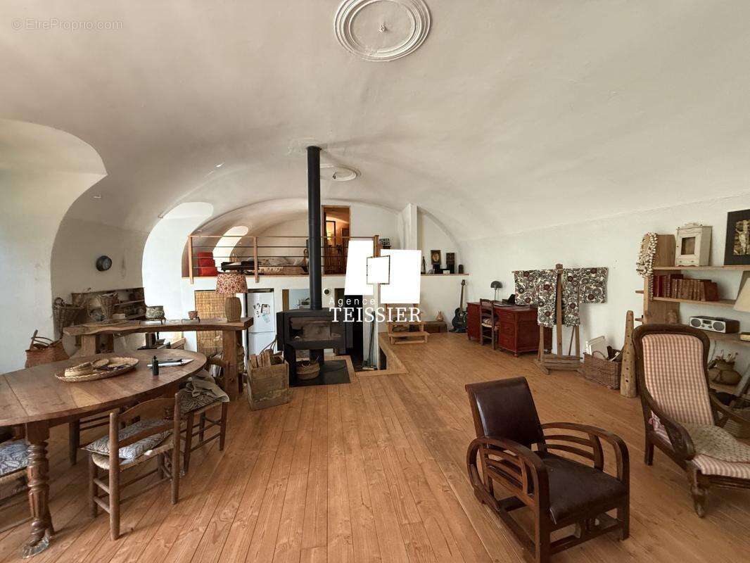 Exclusivité : Centre Les Vans loft avec jardinet - photo 4