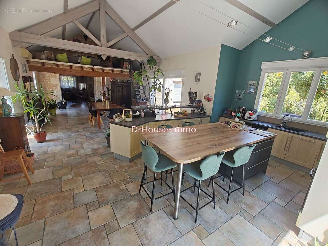 Maison 8 pièces 211 m² à vendre à Antogny-Le-Tillac (37800) - photo 4