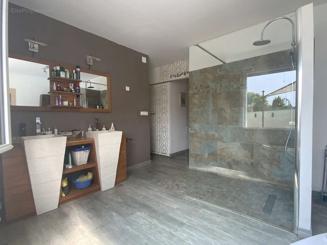 Villa plain pied sur 1000 m2 de terrain avec piscine. - photo 15