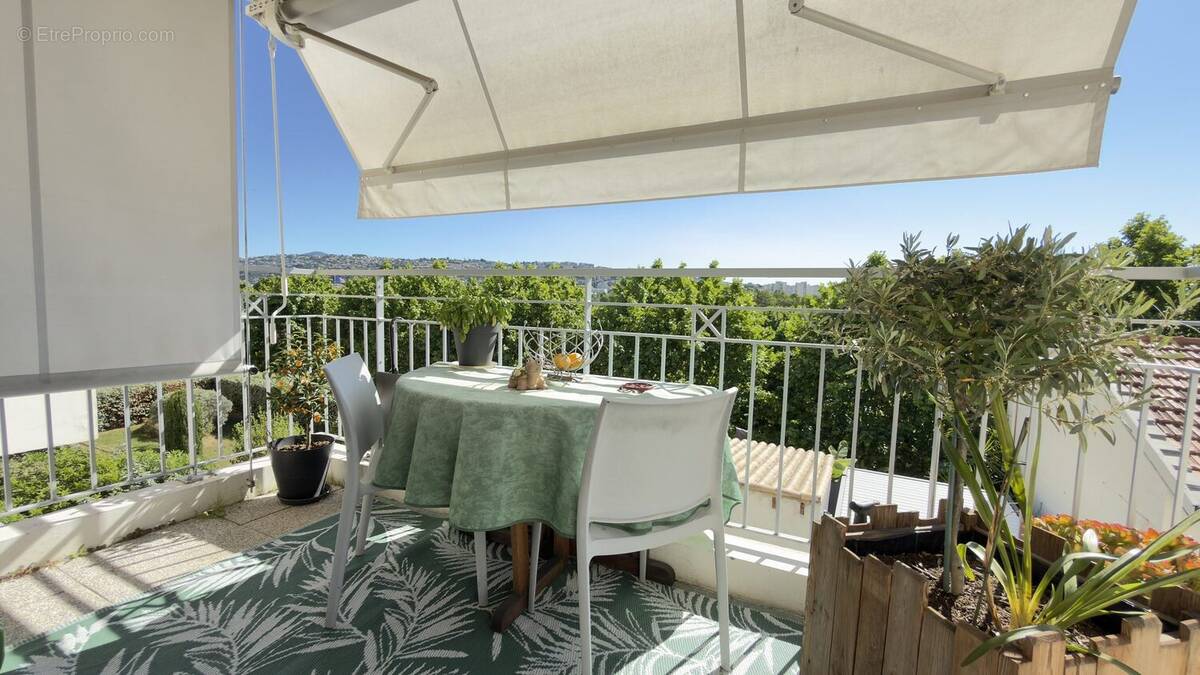Appartement à SAINT-LAURENT-DU-VAR