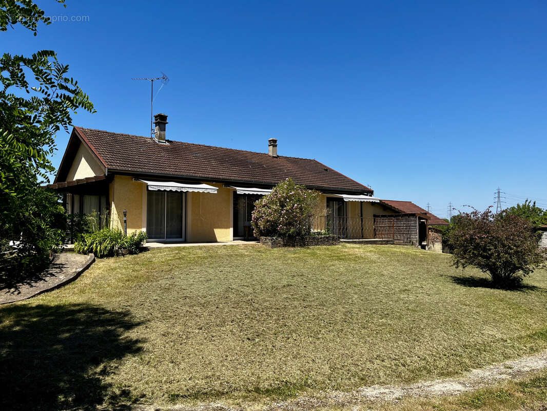 Maison à LEYRIEU