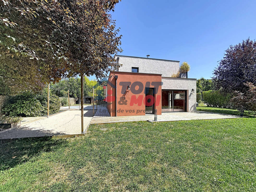 Maison contemporaine 2015 - 4 chambres - Suite parentale - Double garage - Terrain 1 449 m2 - photo 2