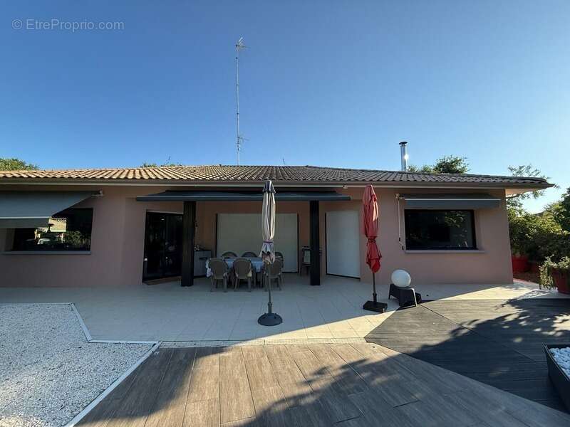 BIGANOS – Quartier recherché du VIGNEAU – Élégante propriété de 190 m² sur un magnifique terrain paysager de 2 370 m² avec pisci - photo 2