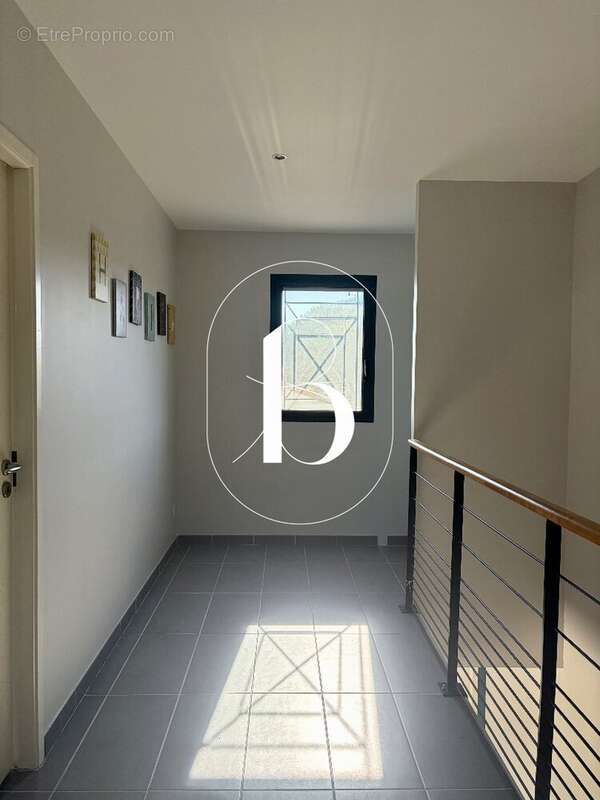 Maison contemporaine avec piscine et garage - photo 5