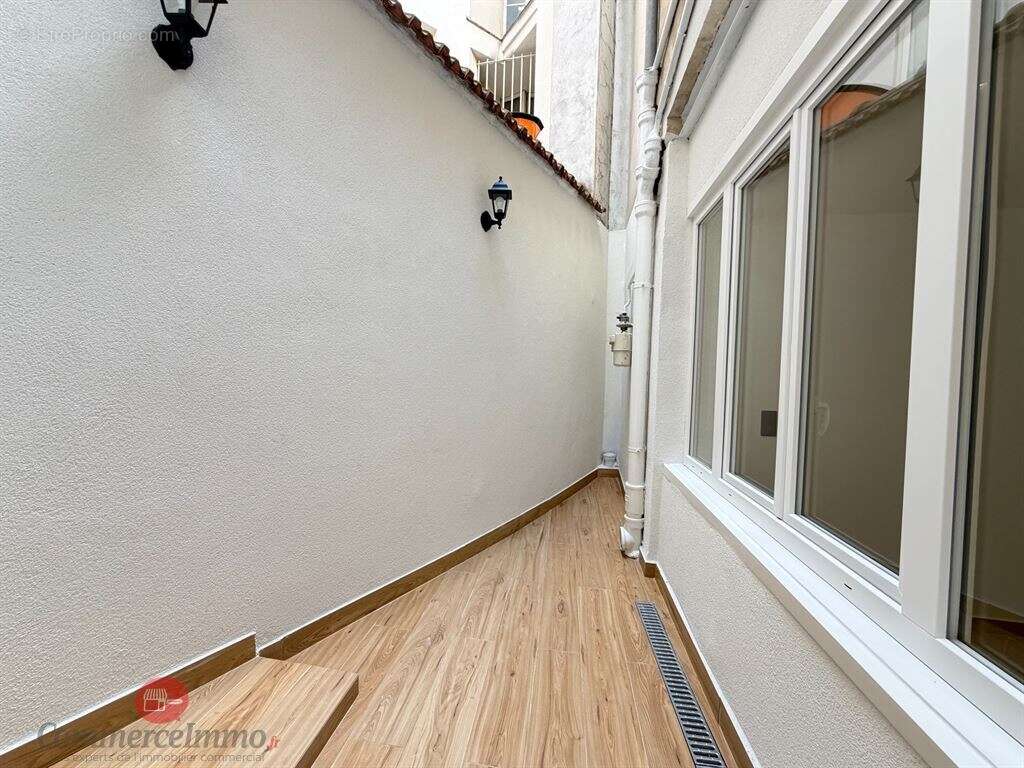 EXCLUSIVITÉ – Paris & Île-de-France  Murs Commerciaux Libres de 89 m² avec Terrasse - photo 2